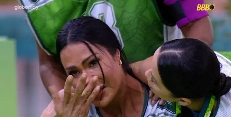 Morrendo de chorar, Gracyanne relembra dificuldades no início da carreira: ‘Já tive que dormir na rua’