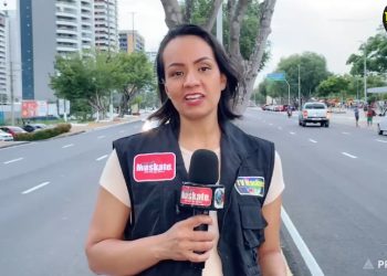 Motociclista de aplicativo morre ao bater em caminhão e passageira é arremessada