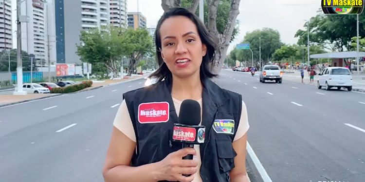 Motociclista de aplicativo morre ao bater em caminhão e passageira é arremessada