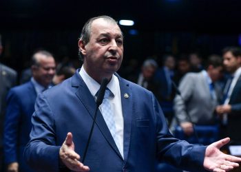 Encheu o copo! Omar faz duras críticas a Lula por conta de ‘ministros militantes’