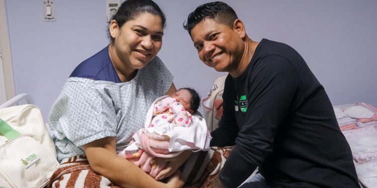 Primeiro bebê a nascer na rede pública do AM em 2025 é uma menina