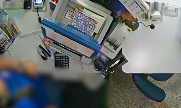 Vídeo flagra funcionária de lotérica furtando bilhete premiado em R$ 34 mil da Mega-Sena