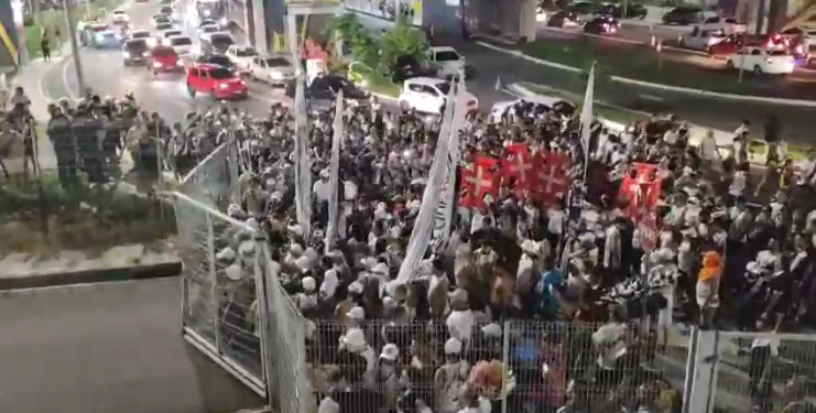 Vídeo: torcedores do Vasco derrubam portão da Arena da Amazônia