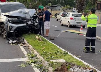 Dormiu ao volante e colidiu contra poste, na Av. Coronel Teixeira. Veja vídeo: