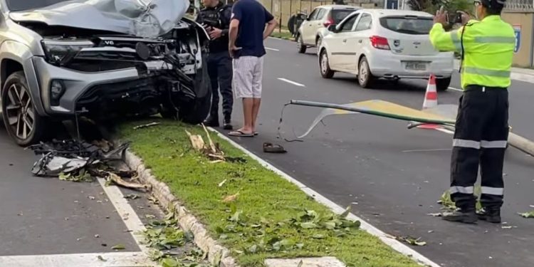 Dormiu ao volante e colidiu contra poste, na Av. Coronel Teixeira. Veja vídeo: