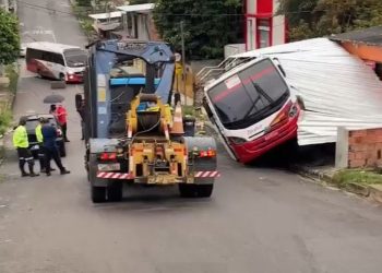  Ônibus descontrolado invade casa. Veja vídeo: