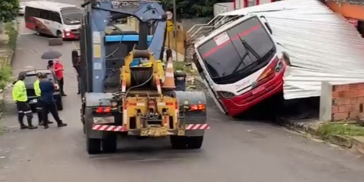 Ônibus descontrolado invade casa. Veja vídeo: