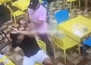 Violentos, criminosos roubam celulares de clientes de café no Alvorada; veja vídeo