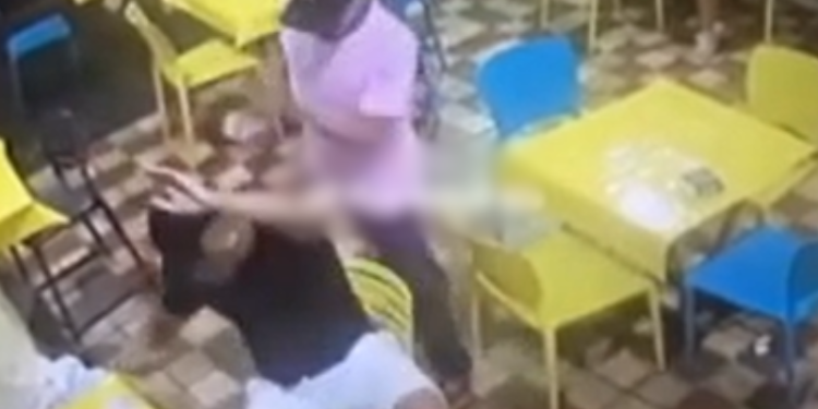 Violentos, criminosos roubam celulares de clientes de café no Alvorada; veja vídeo