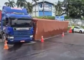 Contêiner tomba após motorista fazer manobra em Manaus