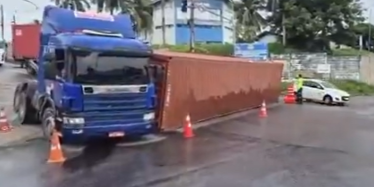 Contêiner tomba após motorista fazer manobra em Manaus