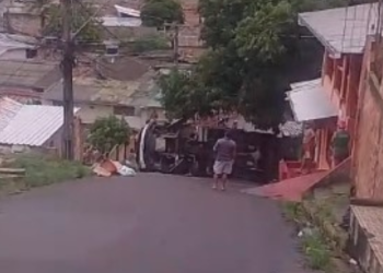 Vídeo: motorista fica ferido após caminhão de lixo tombar em ladeira de Manaus