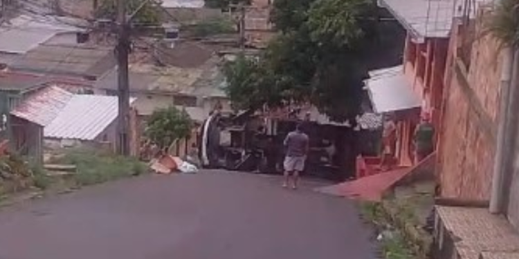 Vídeo: motorista fica ferido após caminhão de lixo tombar em ladeira de Manaus