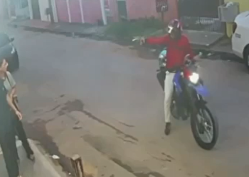 Vídeo: bandido em moto rouba casal no bairro Lírio do Vale
