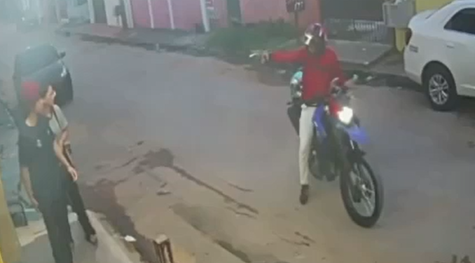 Vídeo: bandido em moto rouba casal no bairro Lírio do Vale