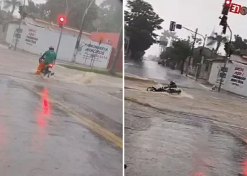 Vídeo mostra momento em que motociclista desaparece após ser arrastado por enxurrada