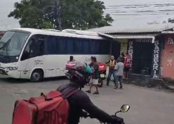 Vídeo: micro-ônibus desgovernado invade salão de beleza em Manaus