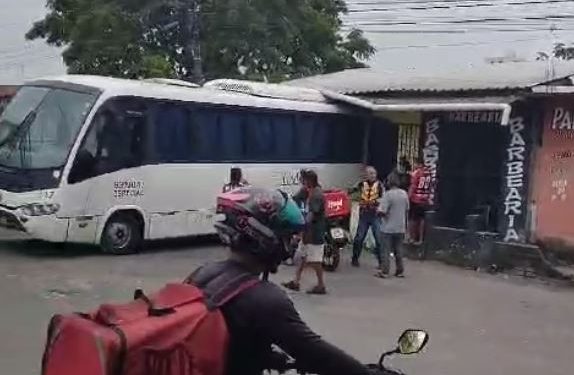Vídeo: micro-ônibus desgovernado invade salão de beleza em Manaus