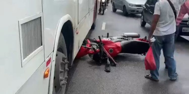 Motociclista quebra a perna tentando ultrapassar ônibus em Manaus