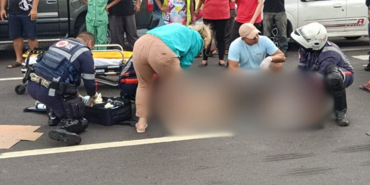 Idosa quebra a perna e os dentes após ser atropelada por moto no Tancredo Neves