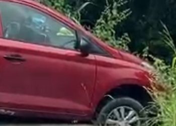 Atropela jovem e quase arremessa carro em igarapé, no Novo Israel. Veja o vídeo