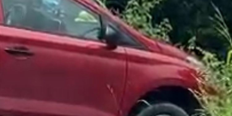 Atropela jovem e quase arremessa carro em igarapé, no Novo Israel. Veja o vídeo