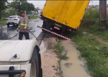 Chuva castiga Manaus – Carreta quase tomba na Av. Torquato Tapajós