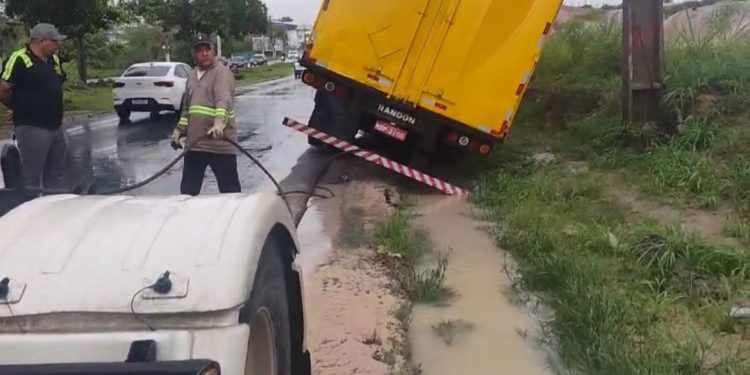 Chuva castiga Manaus – Carreta quase tomba na Av. Torquato Tapajós