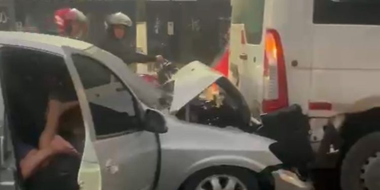 Colisão deixa dois homens feridos, na Av. Djalma Batista. Veja o vídeo.