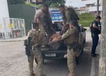 Mexeu e não aguentou! Homem que atirou em policiais morreu. Veja o vídeo.