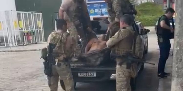 Mexeu e não aguentou! Homem que atirou em policiais morreu. Veja o vídeo.