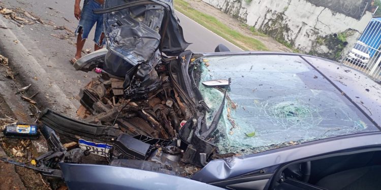 Colisão deixa motorista ferido na Av. Cosme Ferreira