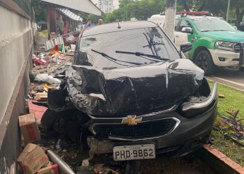 Louco na direção! Motorista destrói barraquinha, na Av. Boulevard
