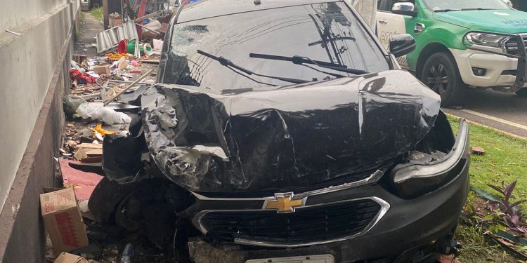 Louco na direção! Motorista destrói barraquinha, na Av. Boulevard