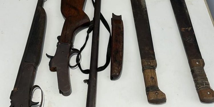 Foi preso! Se metia a valentão ameaçando vizinhos com arma e terçado