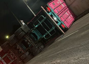 Tomba carreta na Av. das Torres