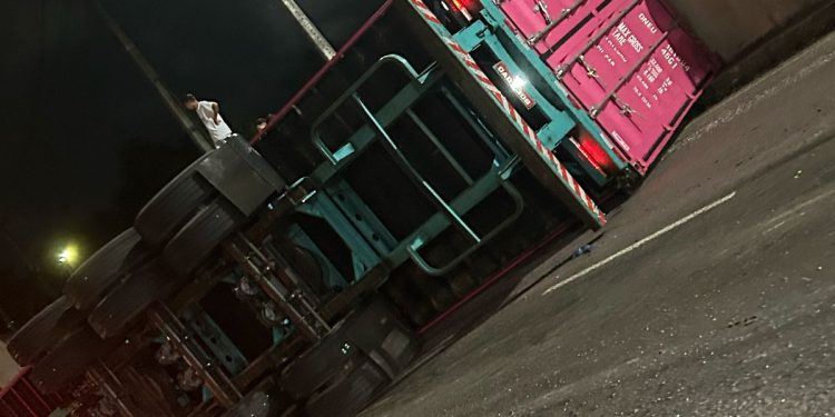 Tomba carreta na Av. das Torres