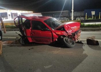 Detonou o carro! Motorista sofre acidente na Av. das Flores