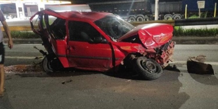 Detonou o carro! Motorista sofre acidente na Av. das Flores