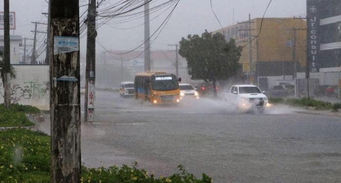 E tome chuva – Alertas de desabamento, engarrafamentos, alagação e muito corre-corre