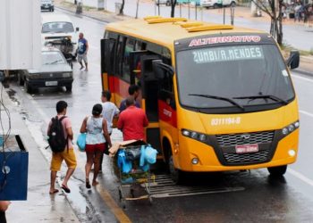Motoristas do ‘Amarelinho’ transportavam passageiros sem CNH