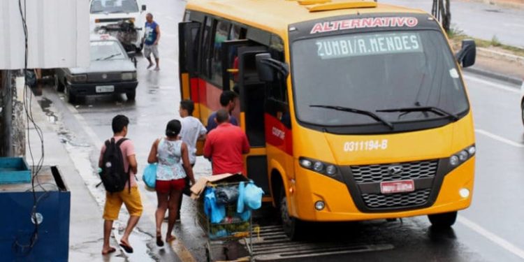 Motoristas do ‘Amarelinho’ transportavam passageiros sem CNH