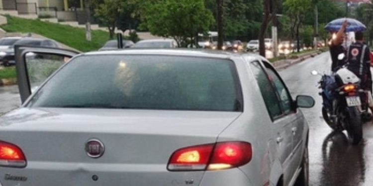 Acidente trava Avenida Rodrigo Otávio e deixa motociclista ferido