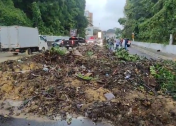 Barranco desliza, agora há pouco, na avenida Mário Ypiranga Monteiro