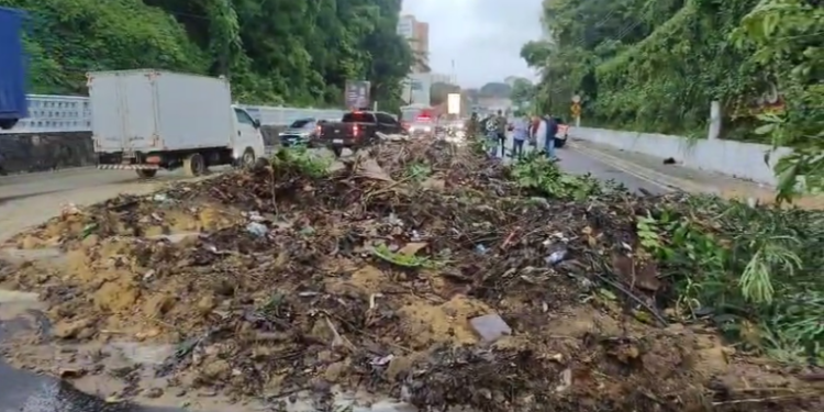 Barranco desliza, agora há pouco, na avenida Mário Ypiranga Monteiro