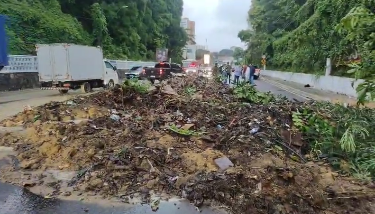 Barranco desliza, agora há pouco, na avenida Mário Ypiranga Monteiro
