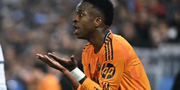 Vini Jr e Modric brigam em vitória do Real Madrid na Copa do Rei