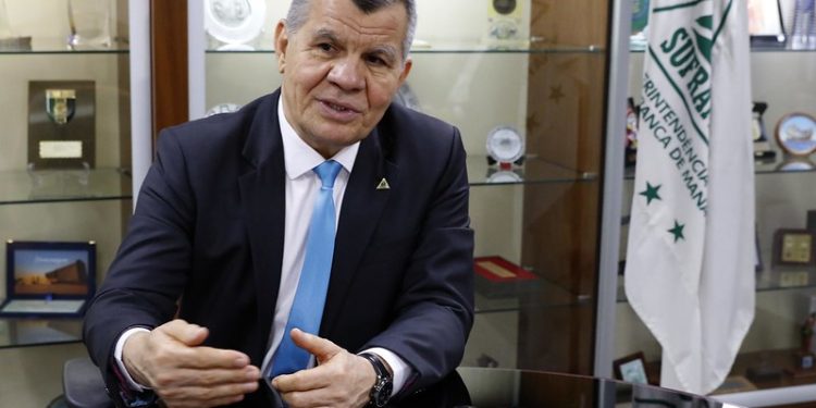 Melhor idade é tudo; fusão virou infusão; Manaus não é para amadores; finalmente, o asfalto na BR -319; Dama de Ferro vai longe