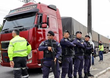 Irregulares! 14 caminhões são apreendidos em operação ‘Carga Pesada’
