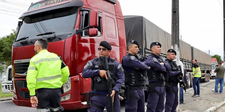 Irregulares! 14 caminhões são apreendidos em operação ‘Carga Pesada’